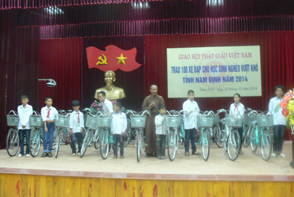 Nam Dinh province: Central Vietnam Buddhist Sangha presents 100 bicycles to poor pupils